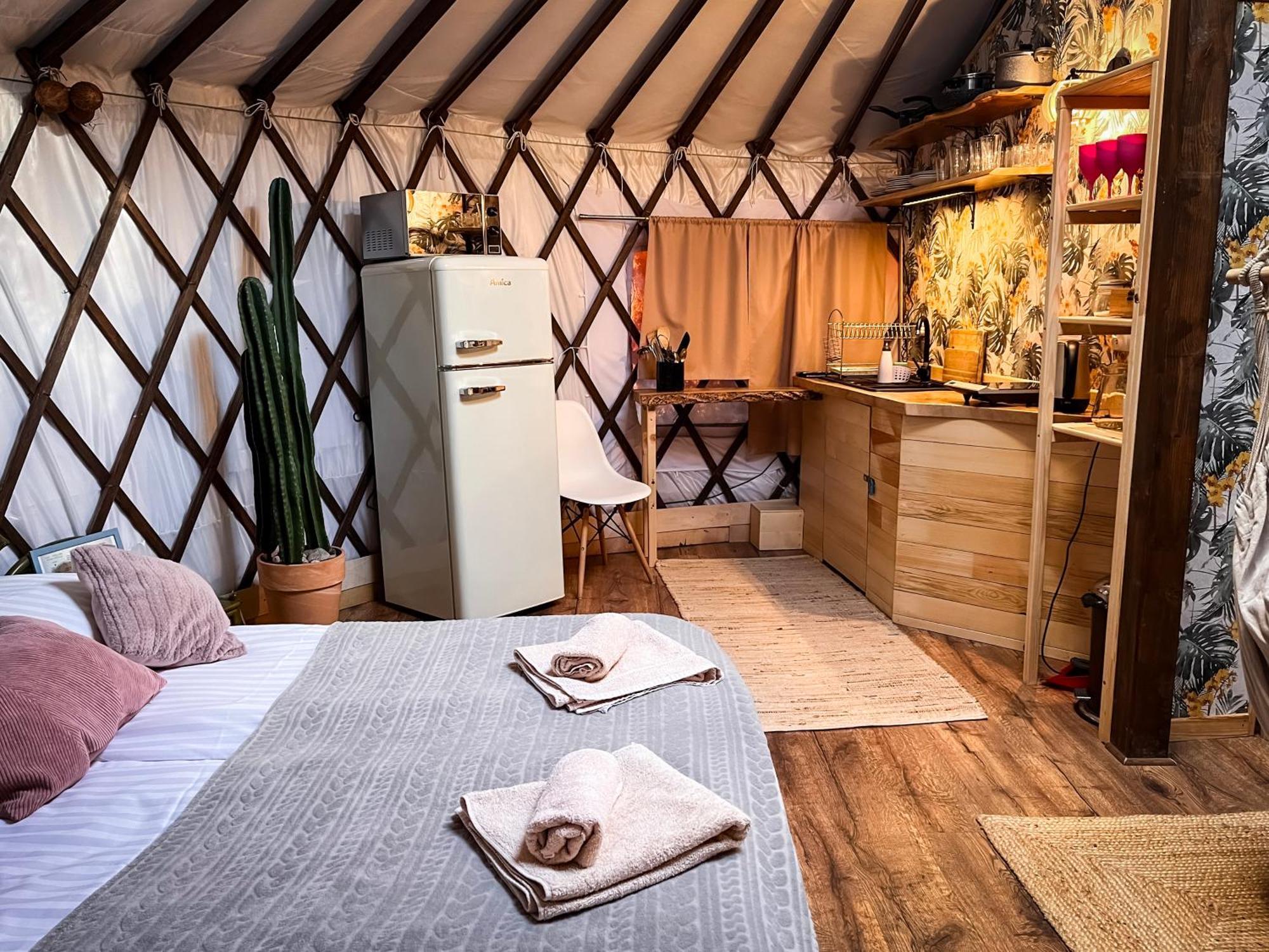 Aloha Glamp - Okragle Domki Przy Rzece - Balia I Sauna - Energylandia Zagornik Ngoại thất bức ảnh